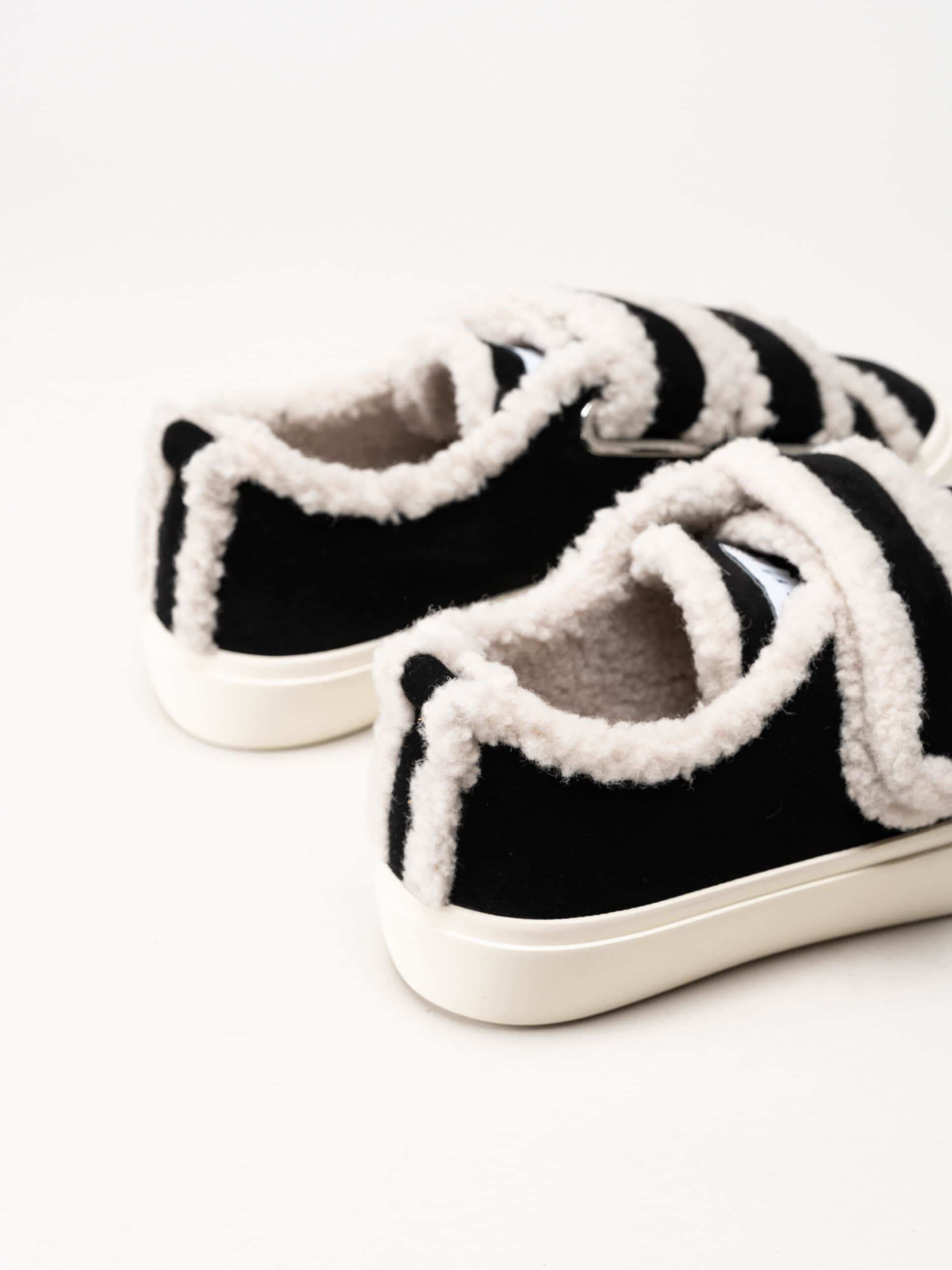 Inuikii - Shearling Low Velcro - Svarta ullfodrade sneakers i mocka