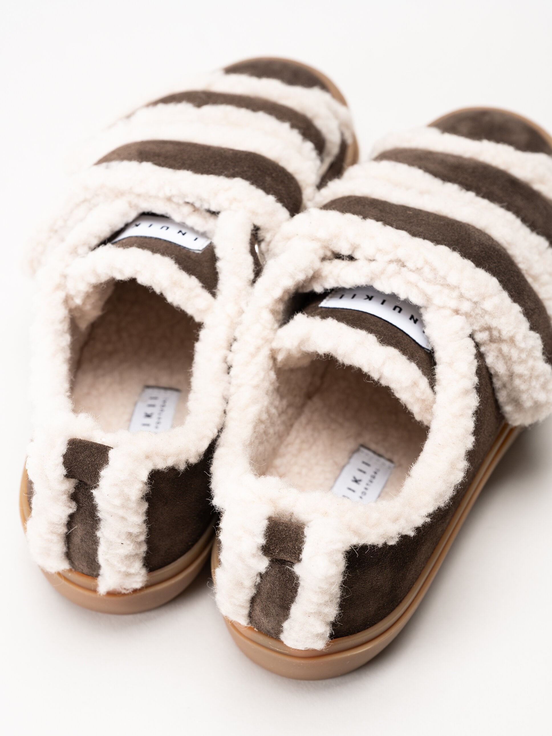 Inuikii - Shearling Low Velcro - Mörkbruna ullfodrade sneakers i mocka