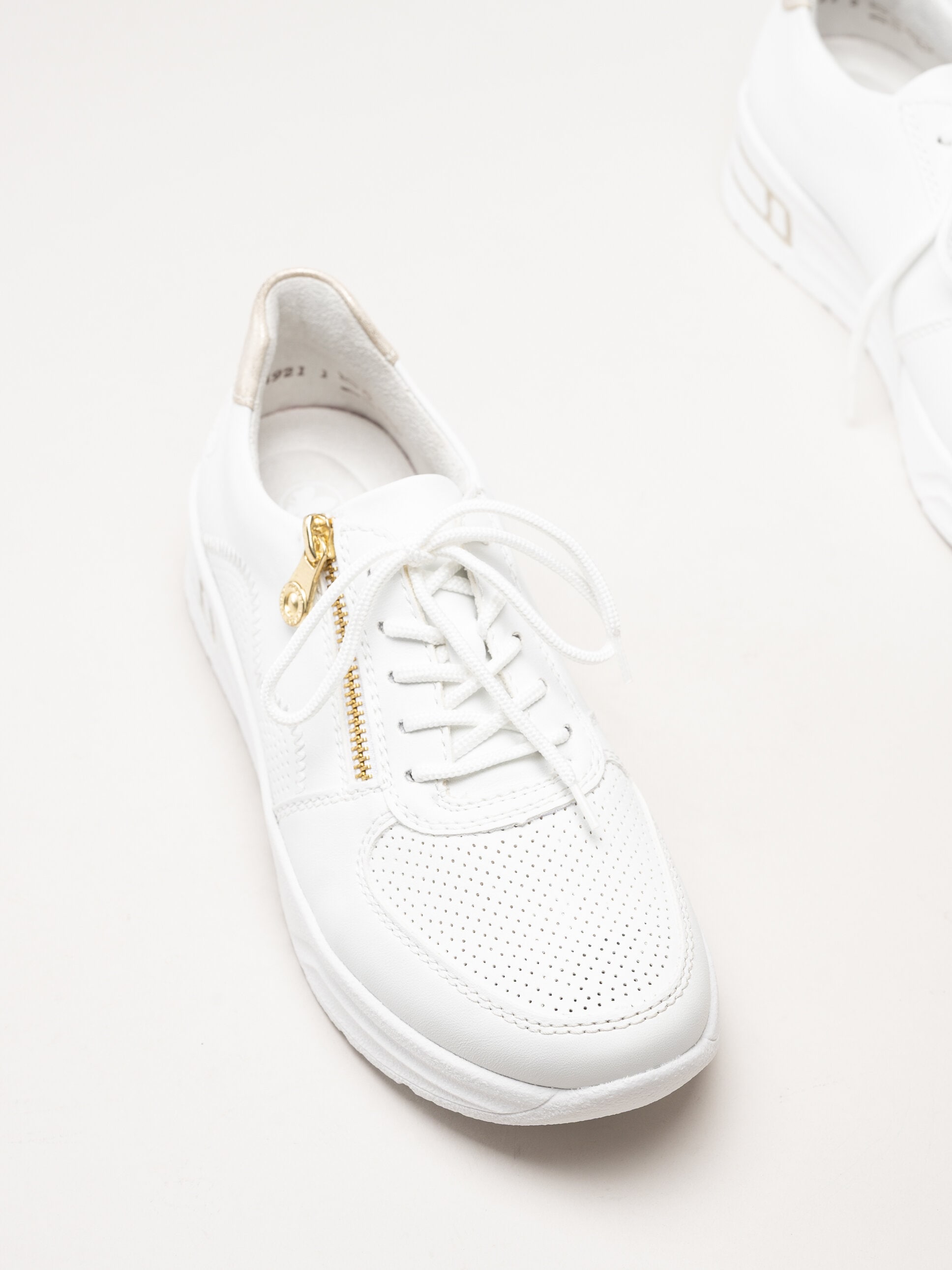 Rieker - Vita sneakers i skinnimitation