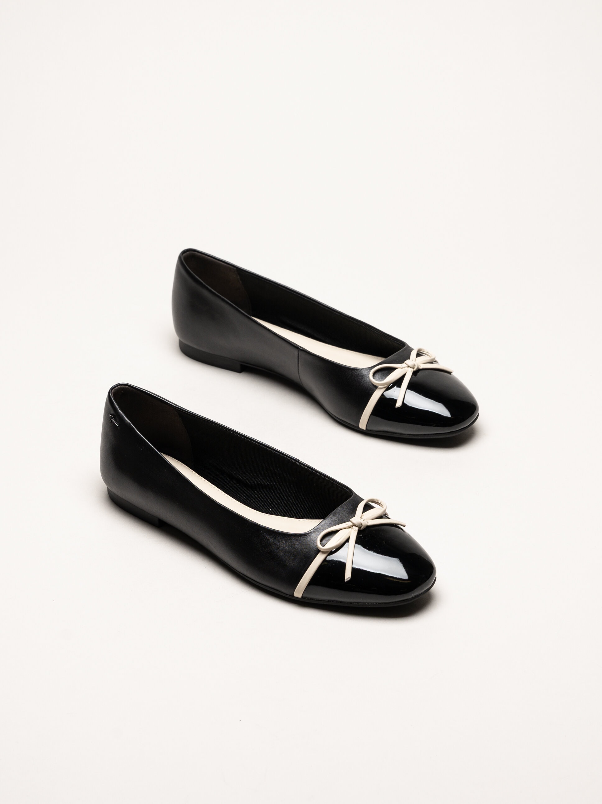 Tamaris - Svarta ballerinaskor med lacktå