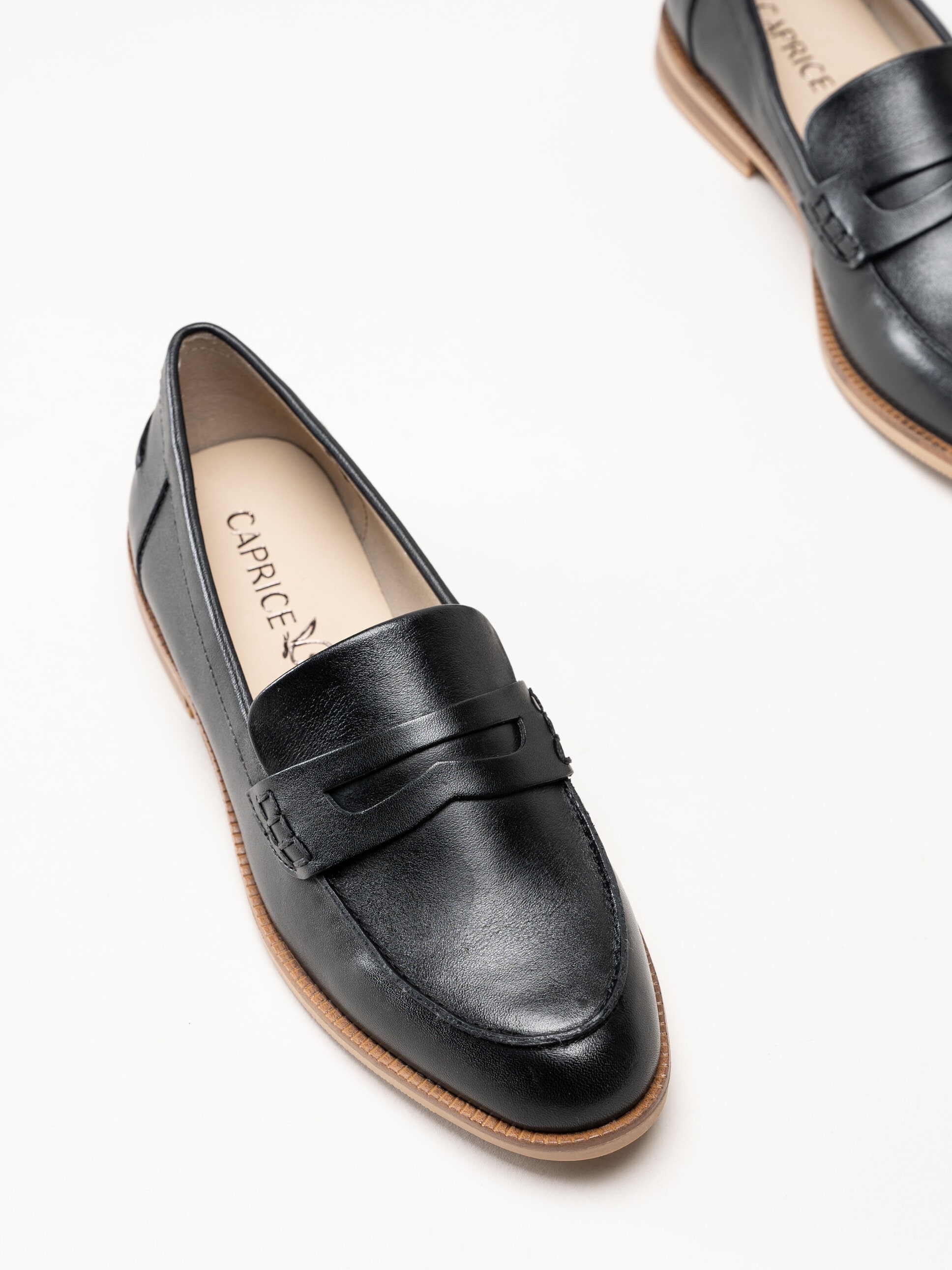 Caprice - Svarta pennyloafers i skinn