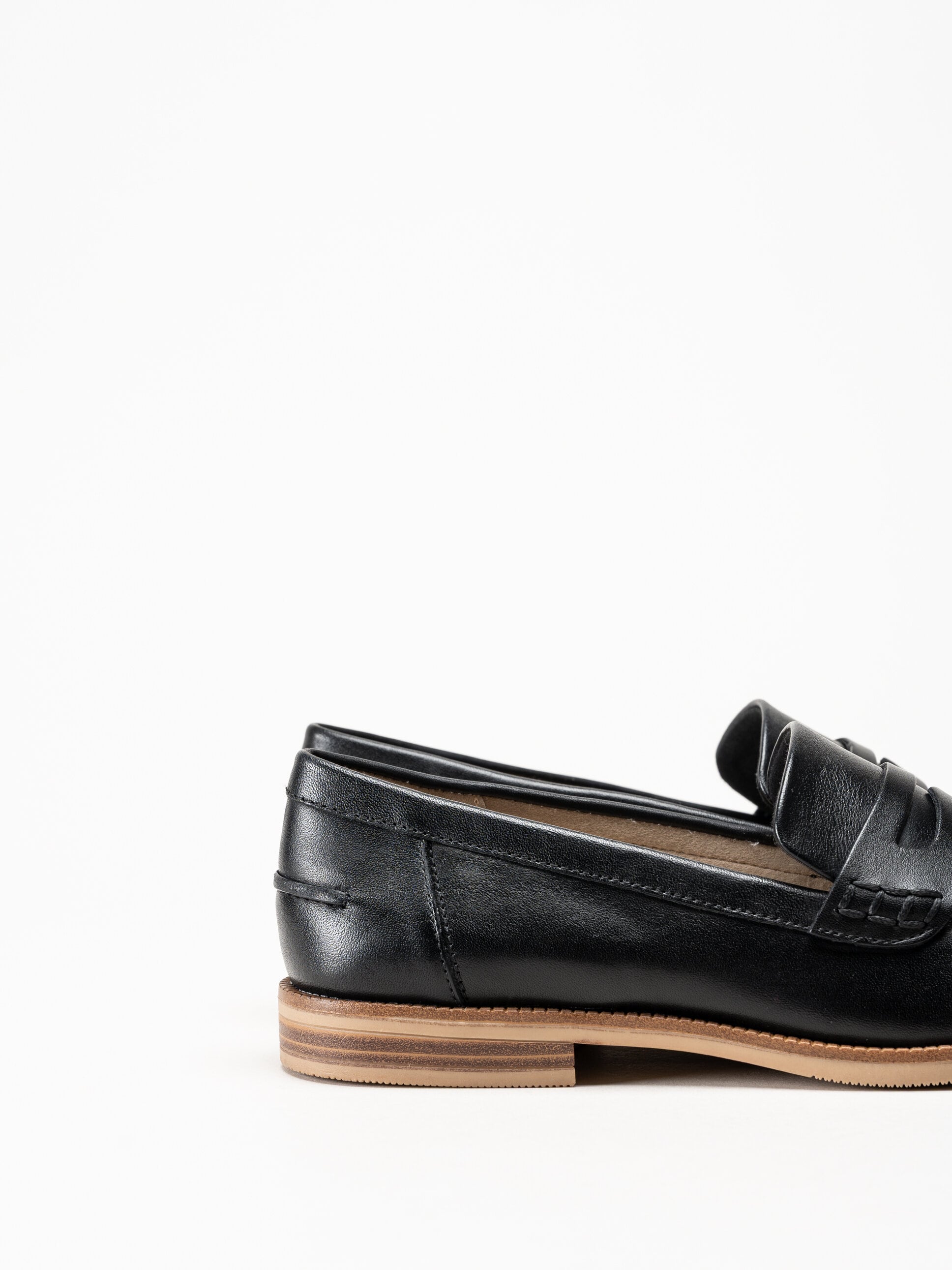 Caprice - Svarta pennyloafers i skinn