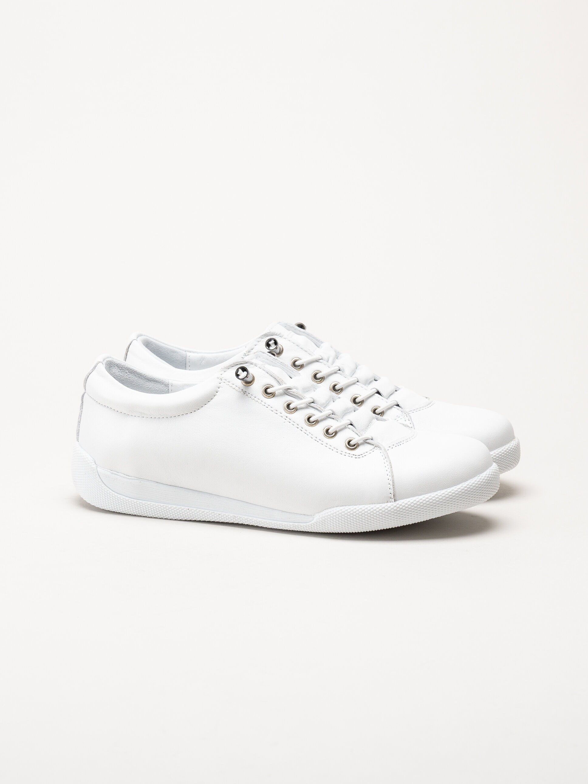 Charlotte of Sweden - Vita sneakers i skinn