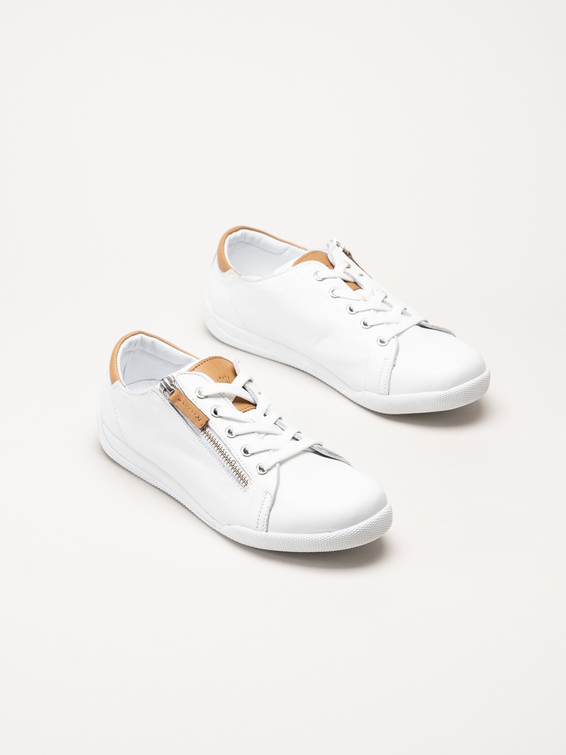 Charlotte of Sweden - Vita sneakers i skinn