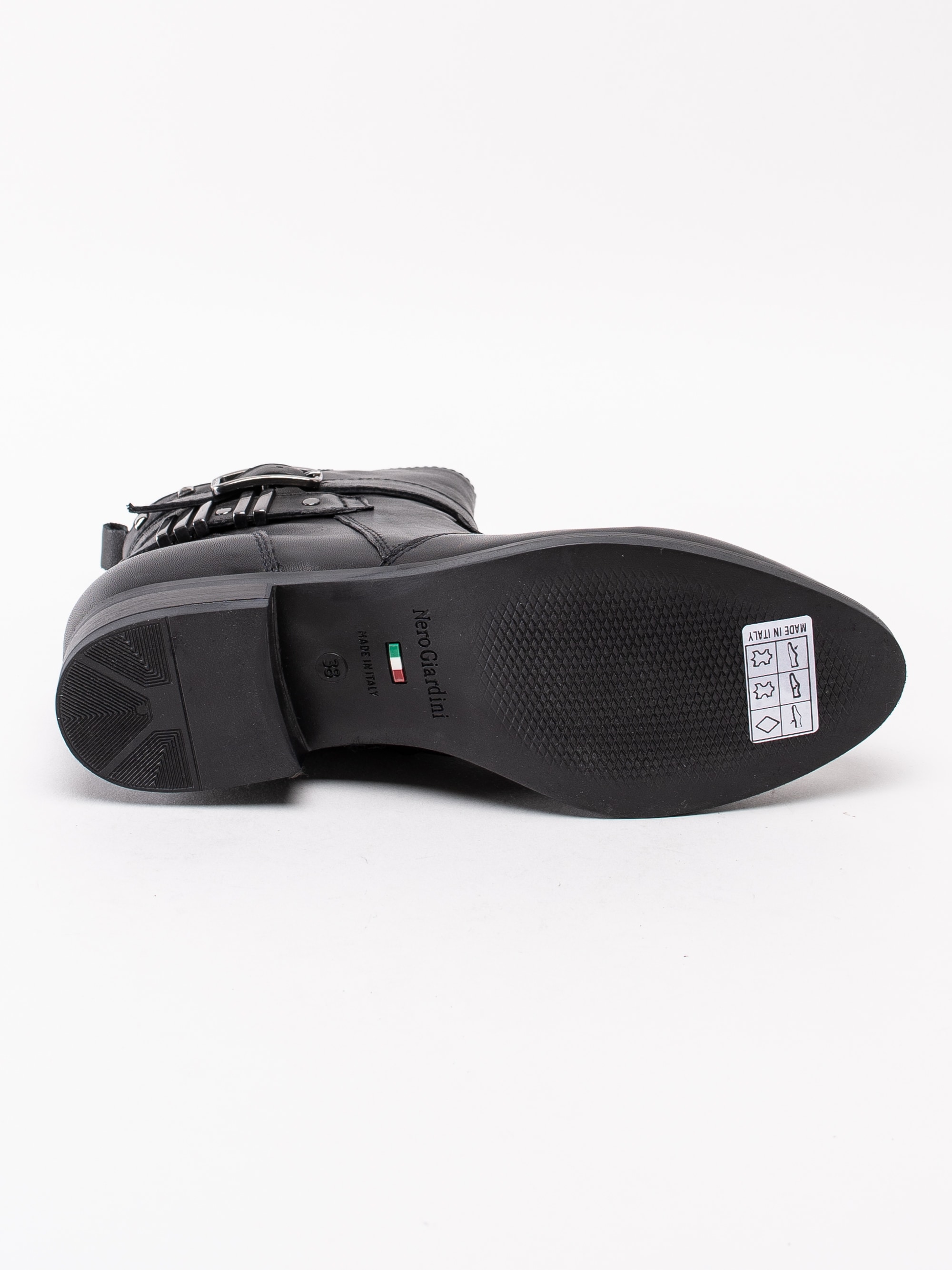 10193052 Nero Giardini A908755-100 svarta boots med dekorativt spänne-5