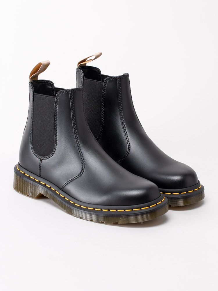 10203009 Dr Martens Vegan 2976 21456001 Black Svarta boots i veganskt läder-3