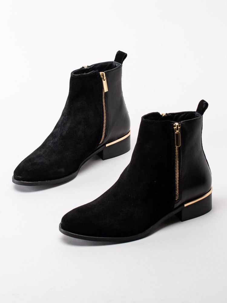 Köp Copenhagen Shoes - New Cherish Combi - Svarta boots i mocka och skinn med gulddetaljer Cherish | Skoman.se