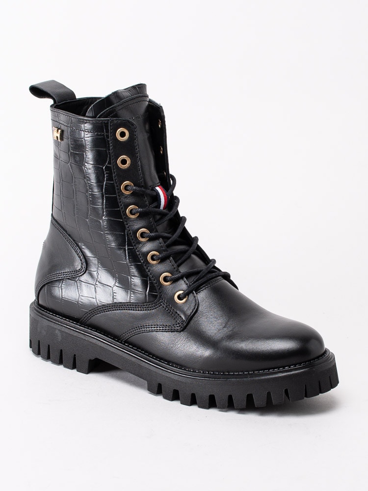 10203064 Tommy Hilfiger Croco Look Flat Boot FW05284BDS Black Svarta boots i skinn-1