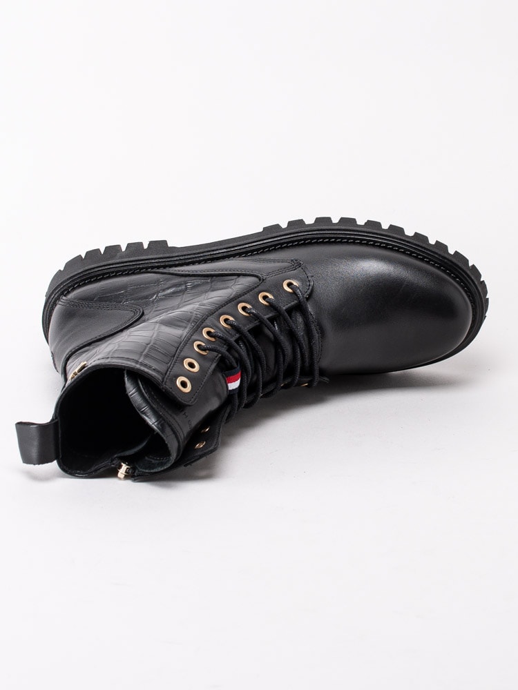 10203064 Tommy Hilfiger Croco Look Flat Boot FW05284BDS Black Svarta boots i skinn-4