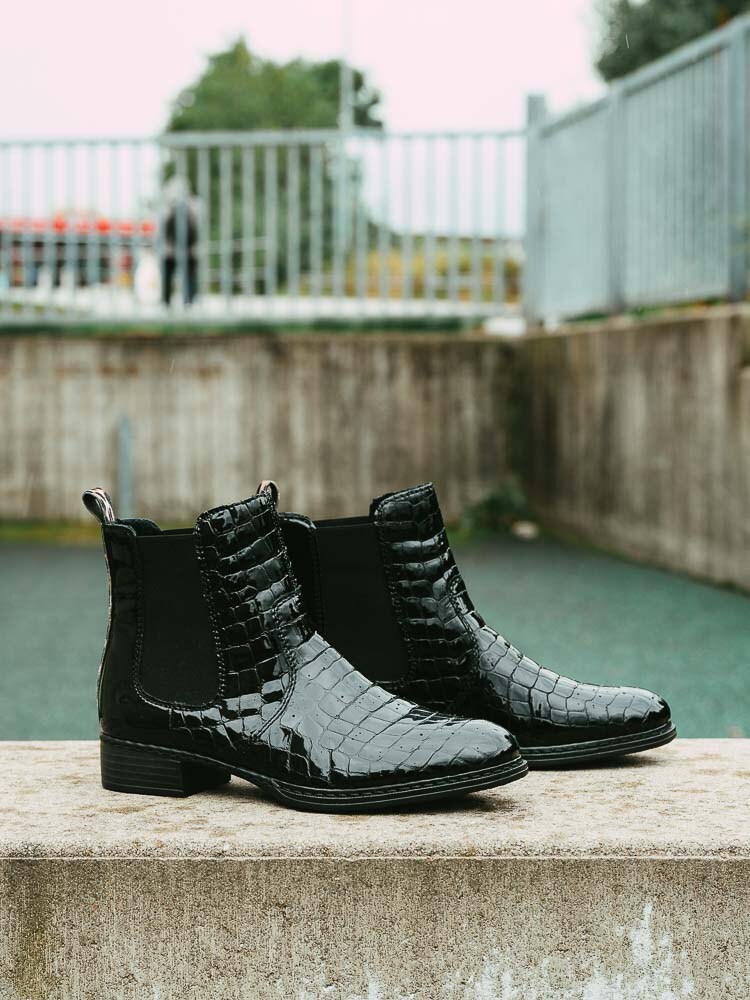 Rieker - Lackade chelsea boots med krokomönster