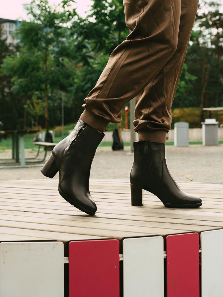 Tamaris - Mörkbruna stövletter i skinn