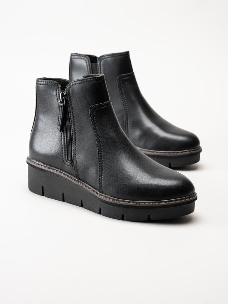 Clarks - Airabell Zip - Svarta kilklackade boots i skinn