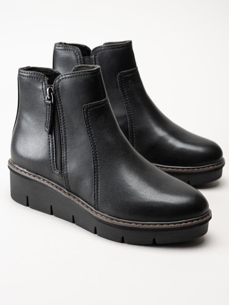 Clarks - Airabell Zip - Svarta kilklackade boots i skinn