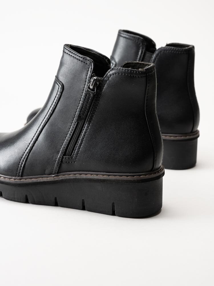 Clarks - Airabell Zip - Svarta kilklackade boots i skinn