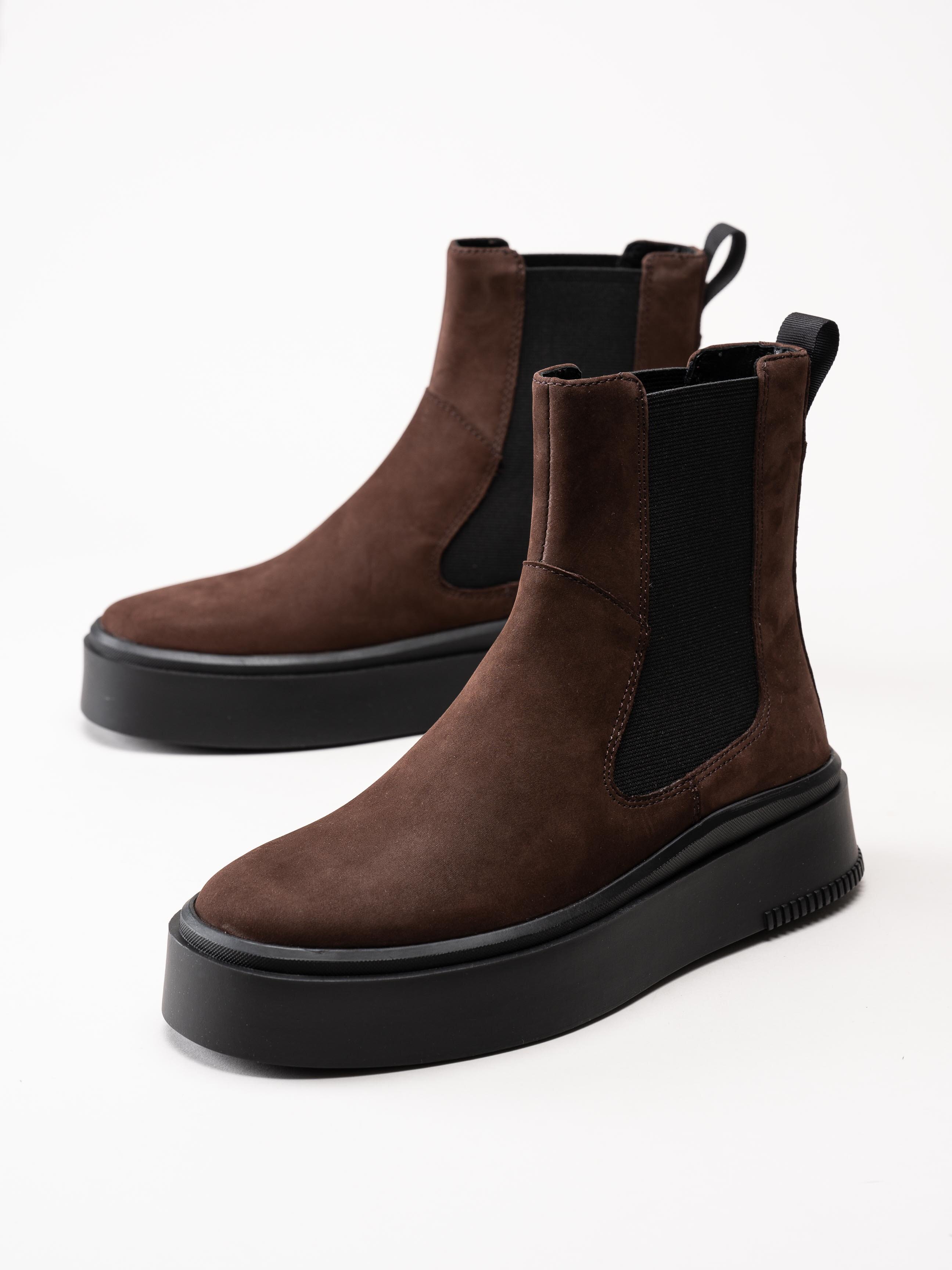Vagabond - Stacy - Mörkbruna chelsea boots i nubuck