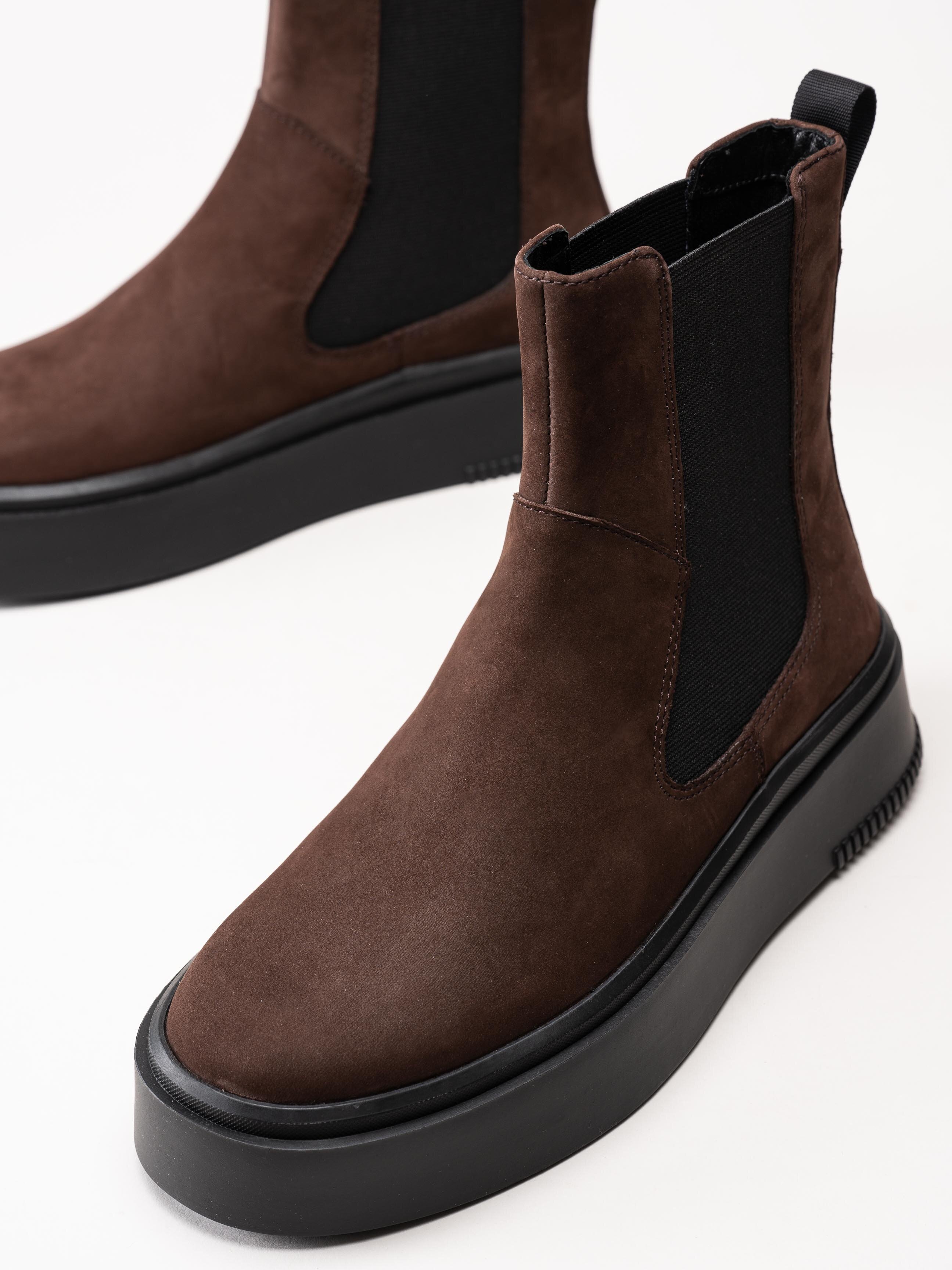 Vagabond - Stacy - Mörkbruna chelsea boots i nubuck