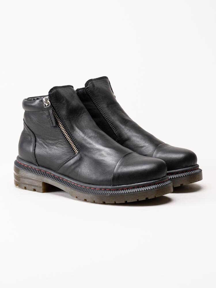 Charlotte of Sweden - Svarta boots i skinn