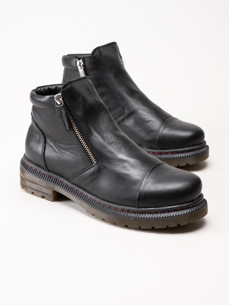 Charlotte of Sweden - Svarta boots i skinn