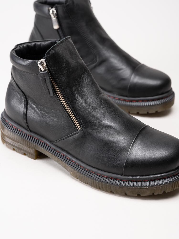 Charlotte of Sweden - Svarta boots i skinn