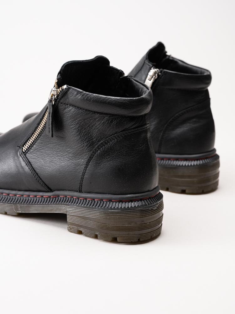 Charlotte of Sweden - Svarta boots i skinn