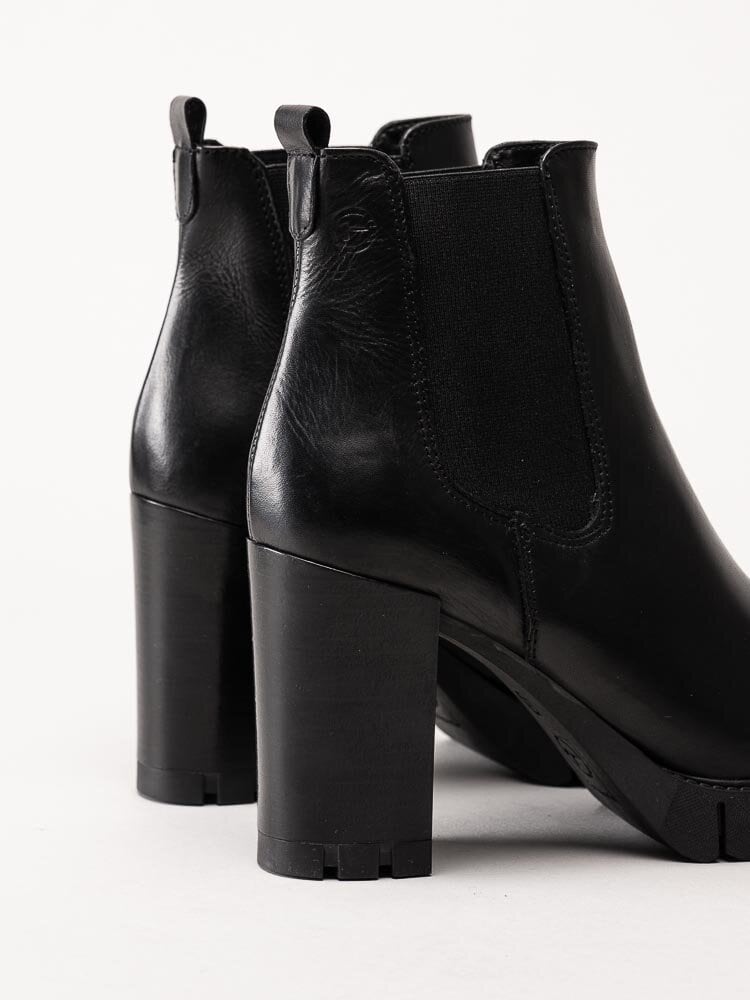 Tamaris - Svarta högklackade chelsea boots i skinn