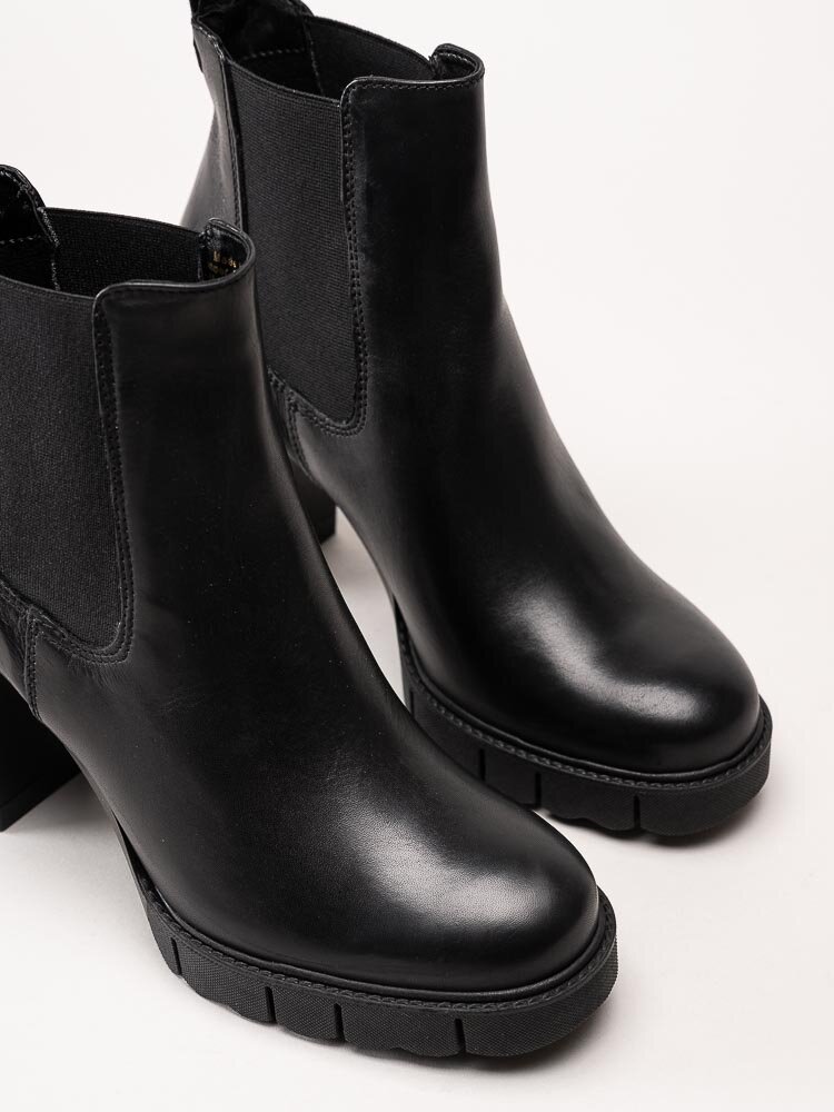 Tamaris - Svarta högklackade chelsea boots i skinn