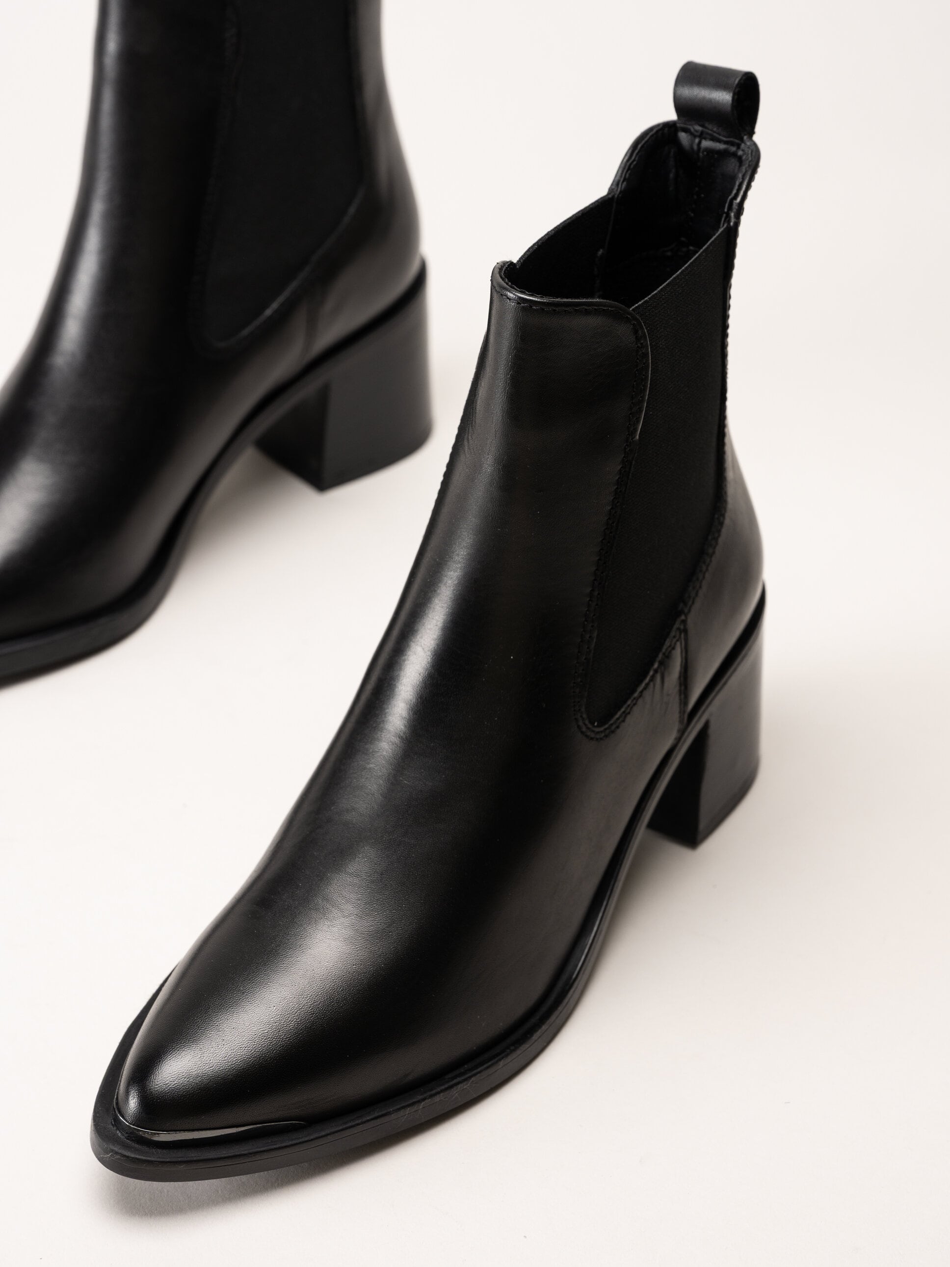 Tamaris - Svarta chelsea boots i skinn