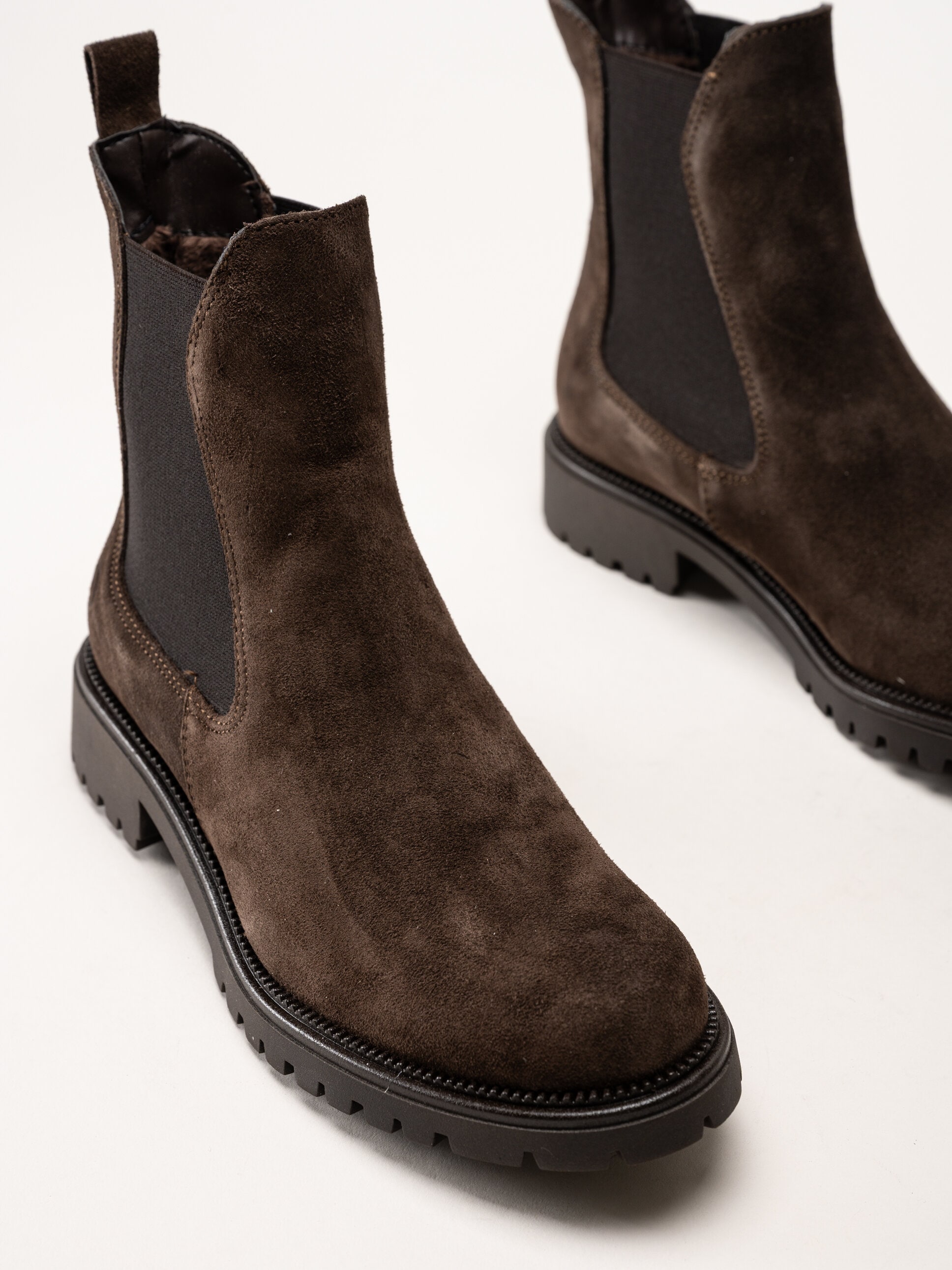 Tamaris - Mörkbruna chelsea boots i mocka