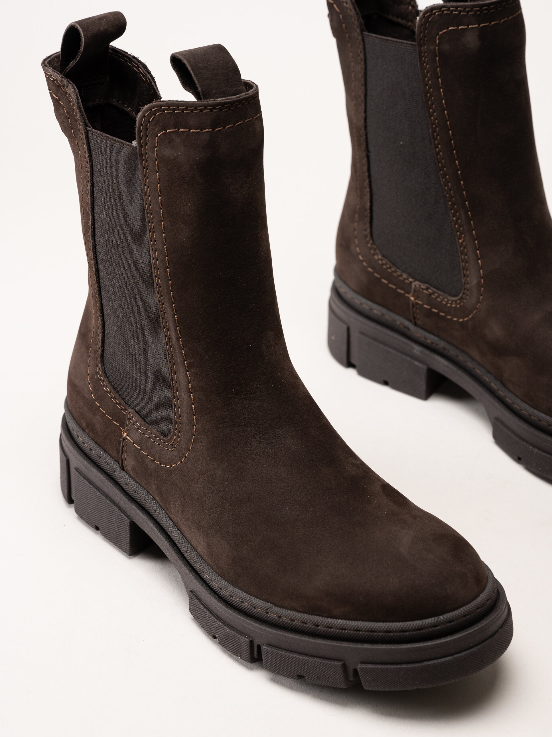 Tamaris - Mörkbruna chelsea boots i nubuck