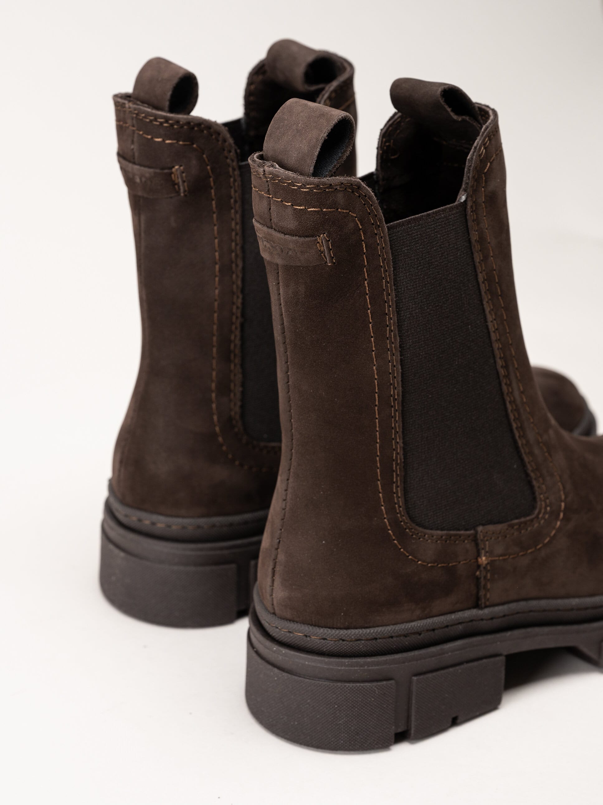Tamaris - Mörkbruna chelsea boots i nubuck