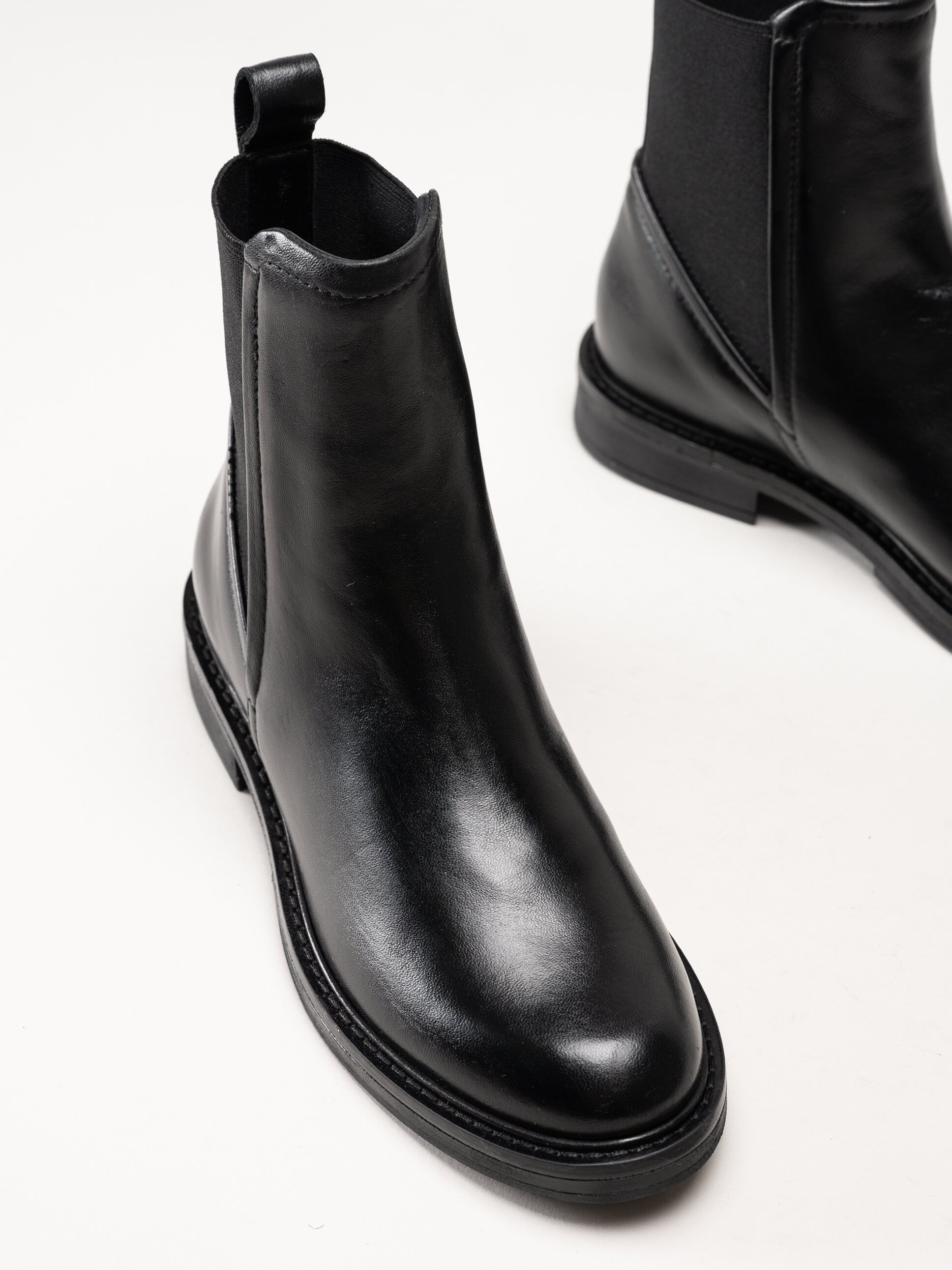 Mjus - Fabia - Svarta chelsea boots i skinn