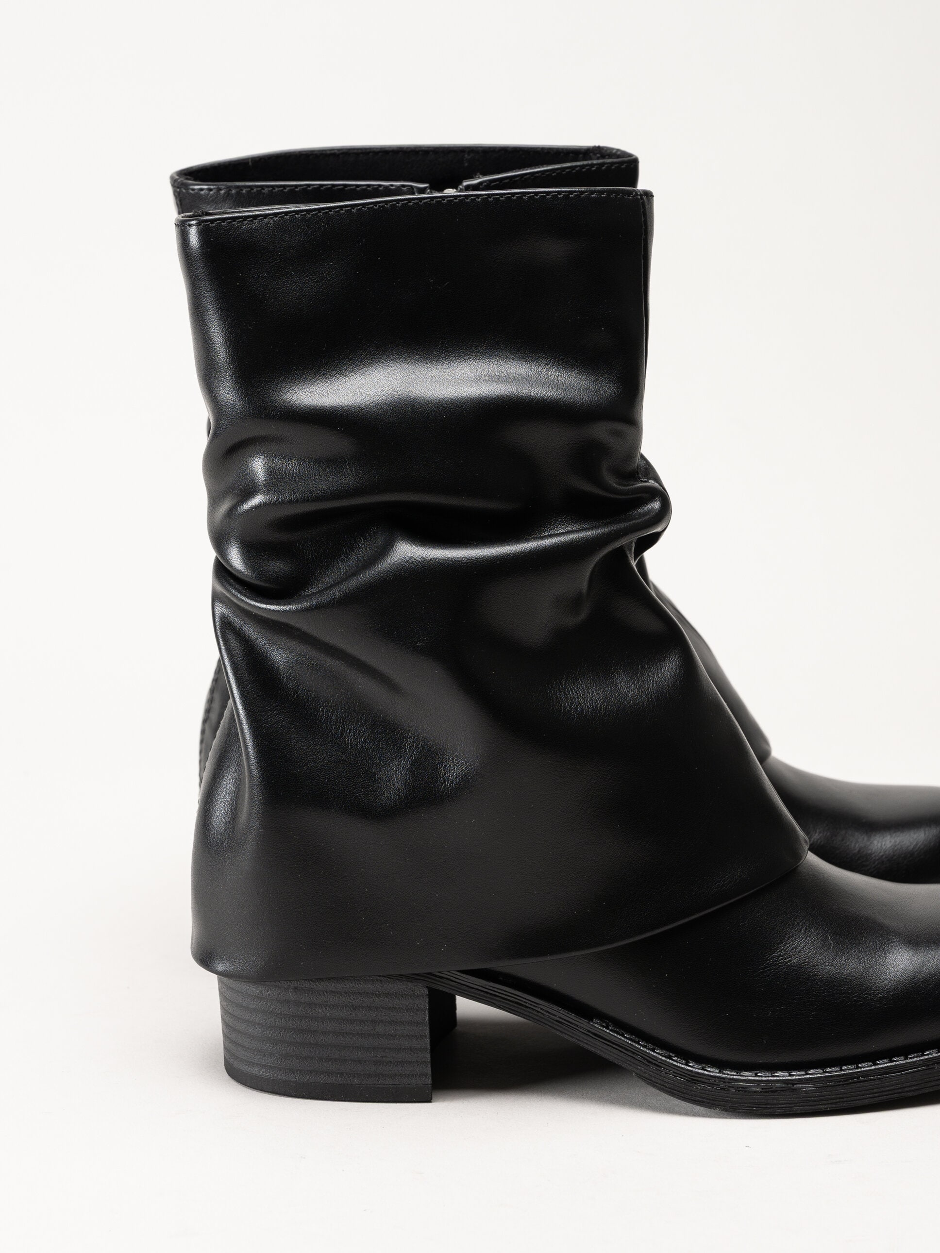 Marco Tozzi - Svarta boots med nedvikt skaft