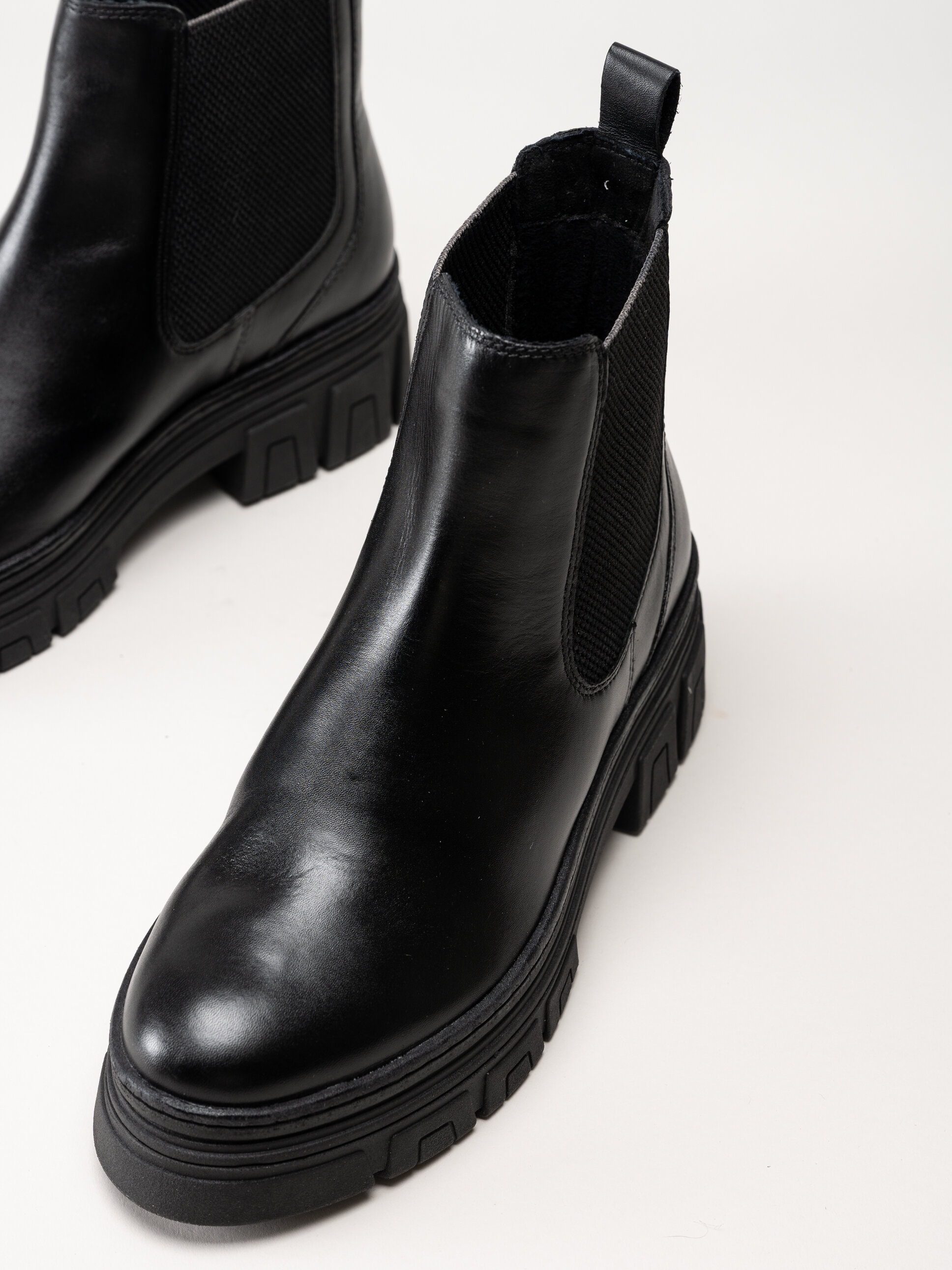Marco Tozzi - Svarta chelsea boots i skinn