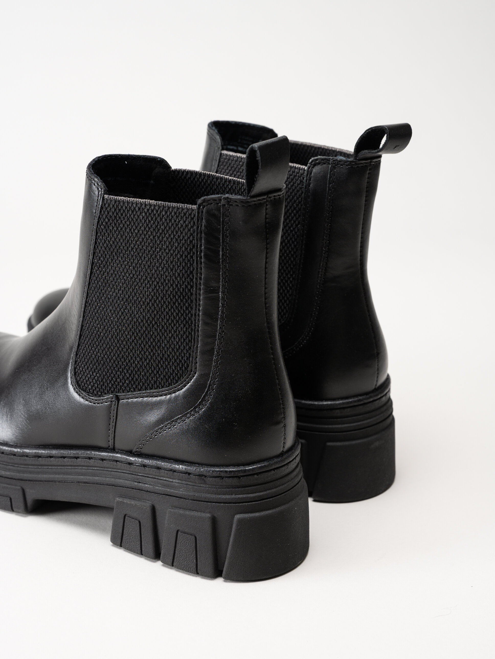Marco Tozzi - Svarta chelsea boots i skinn
