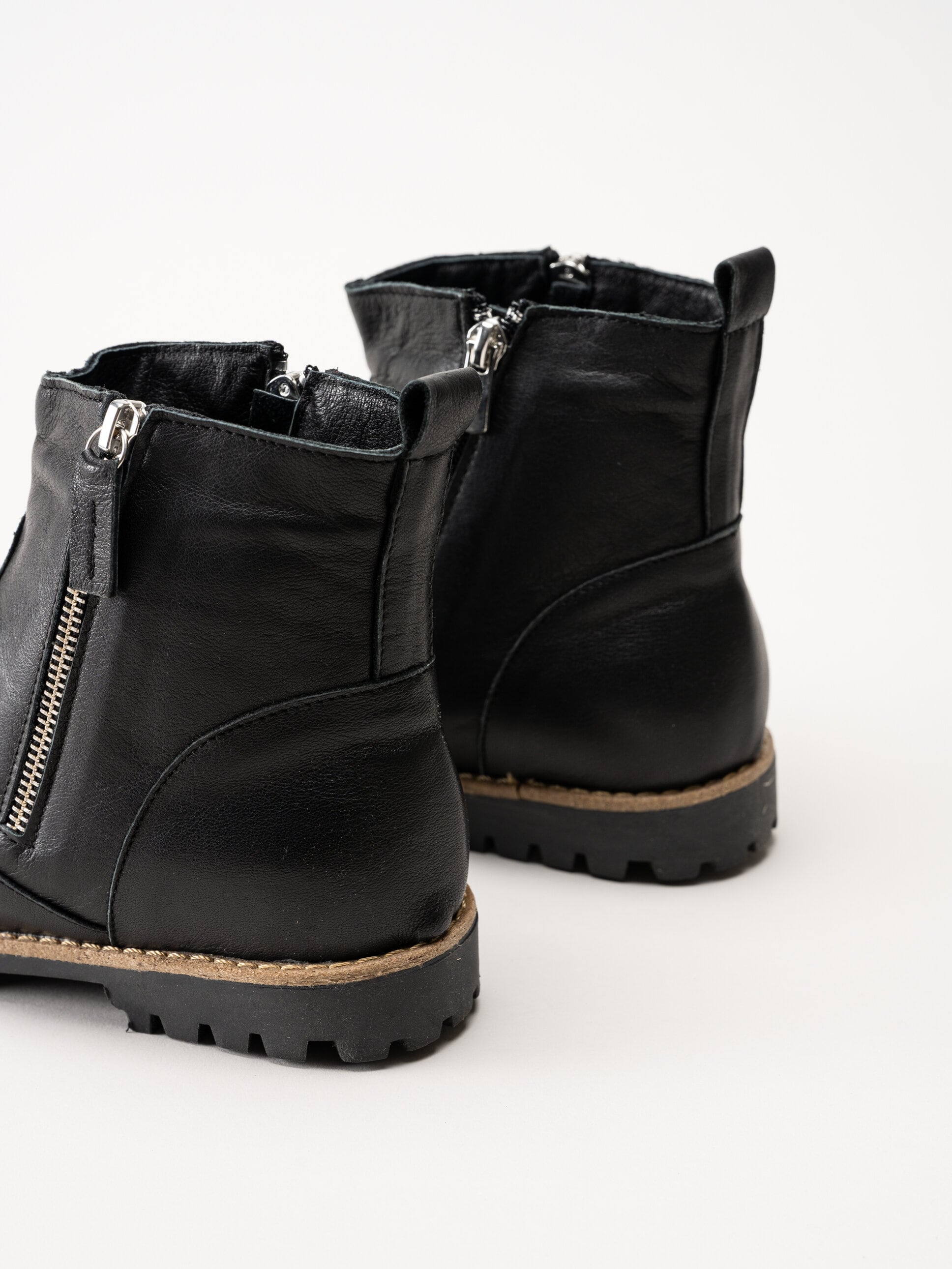 Charlotte of Sweden - Svarta boots i skinn