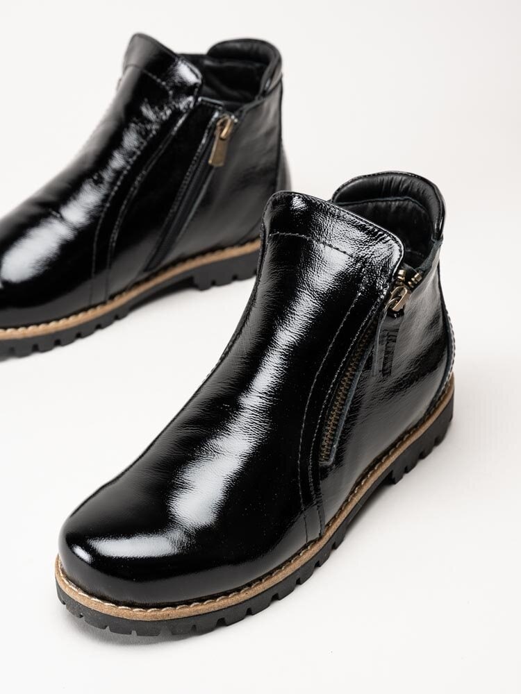 Charlotte of Sweden - Svarta boots i lackskinn