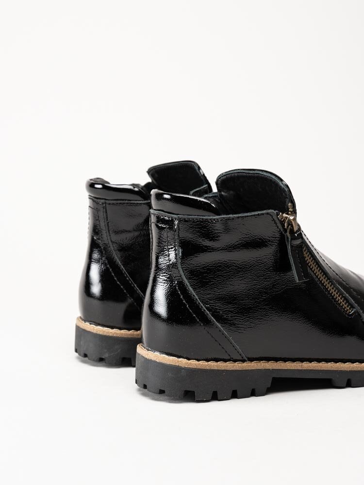 Charlotte of Sweden - Svarta boots i lackskinn
