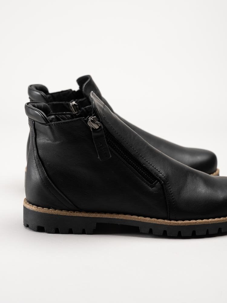 Charlotte of Sweden - Svarta boots i skinn