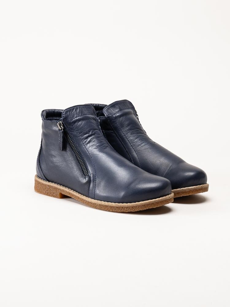 Charlotte of Sweden - Mörkblå boots i skinn