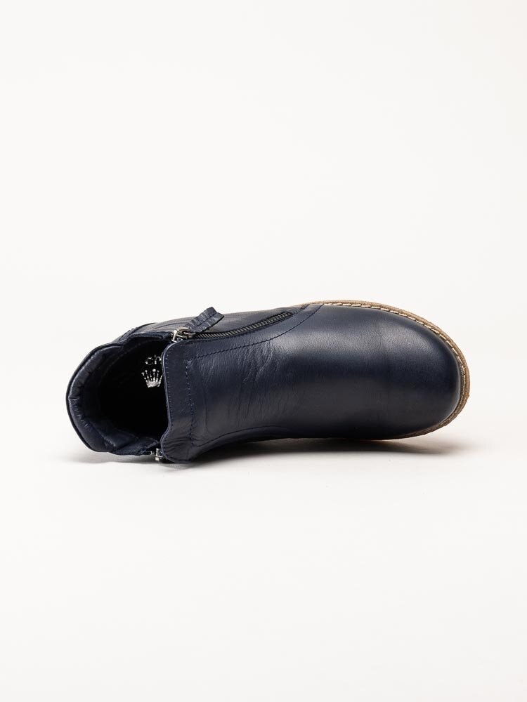Charlotte of Sweden - Mörkblå boots i skinn