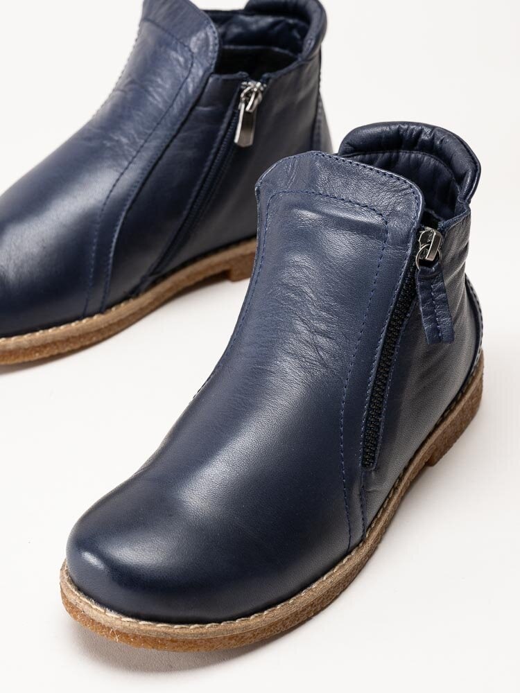 Charlotte of Sweden - Mörkblå boots i skinn
