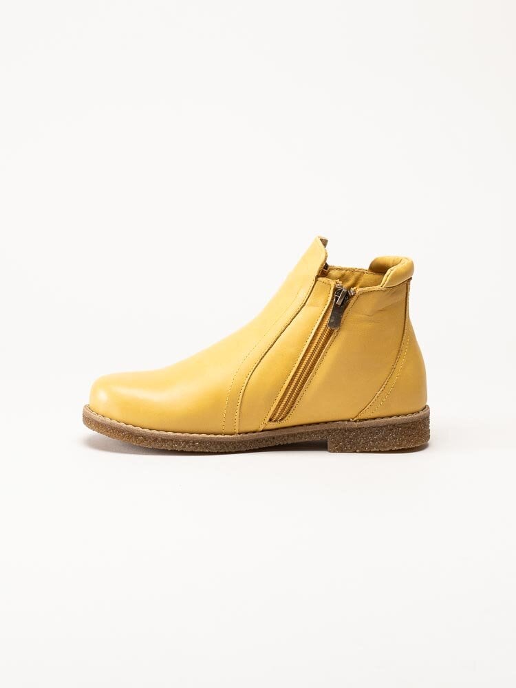 Charlotte of Sweden - Gula boots i skinn