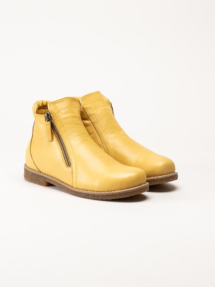 Charlotte of Sweden - Gula boots i skinn