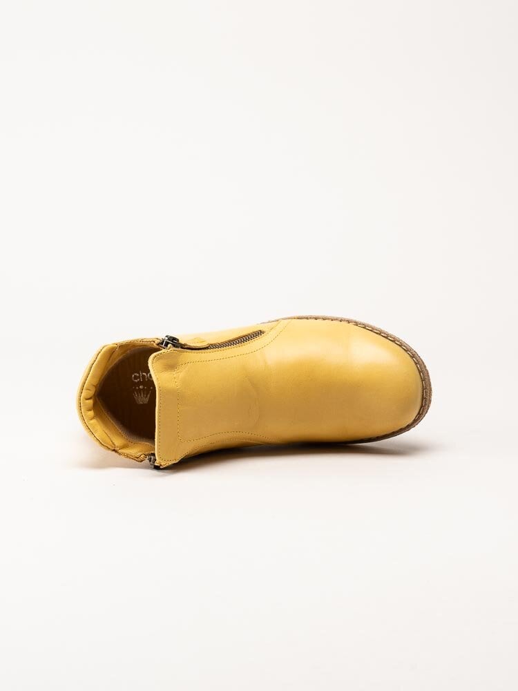 Charlotte of Sweden - Gula boots i skinn