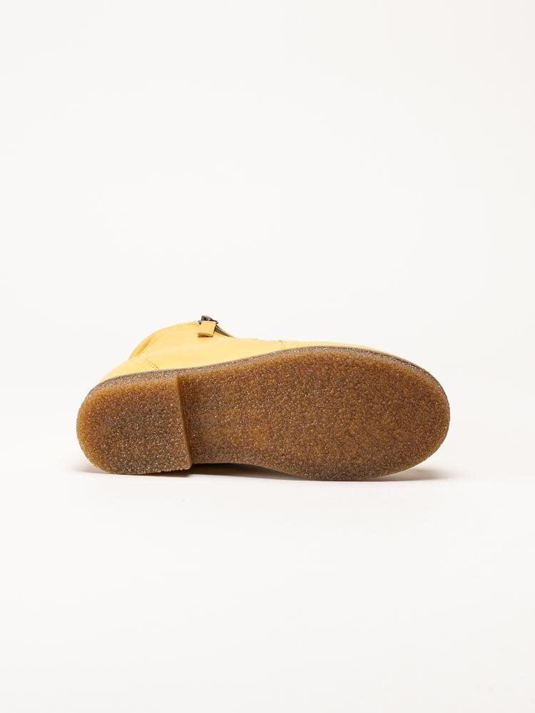 Charlotte of Sweden - Gula boots i skinn