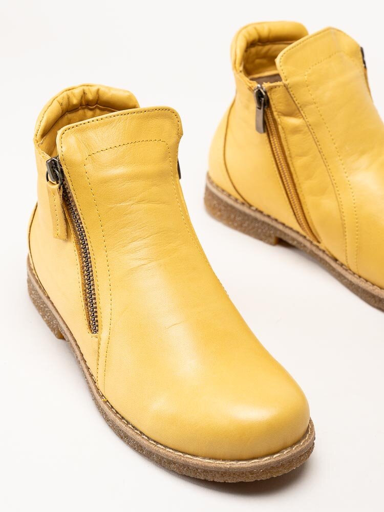 Charlotte of Sweden - Gula boots i skinn
