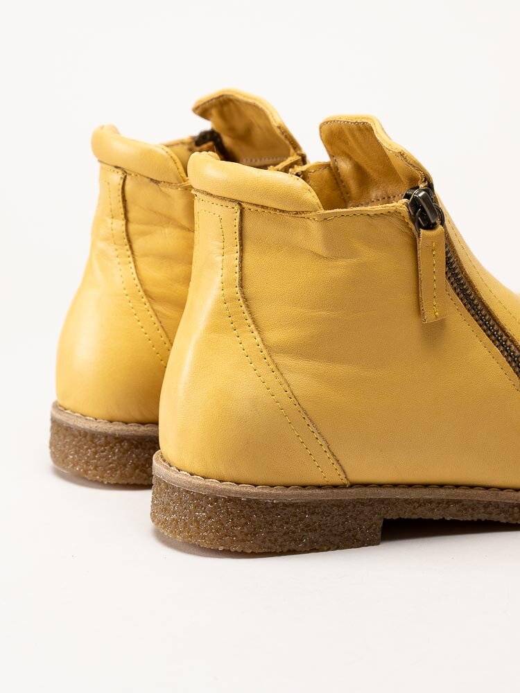Charlotte of Sweden - Gula boots i skinn