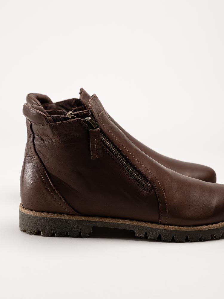 Charlotte of Sweden - Mörkbruna boots skinn