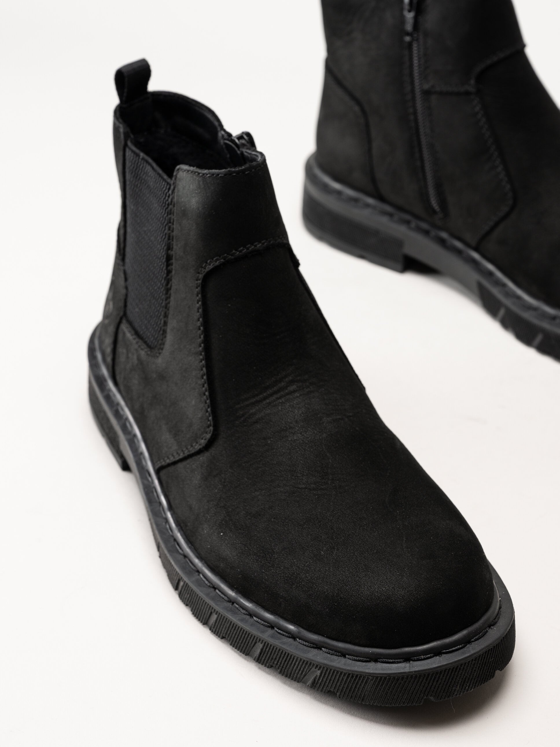 Rieker - Svarta fodrade boots i oljad nubuck
