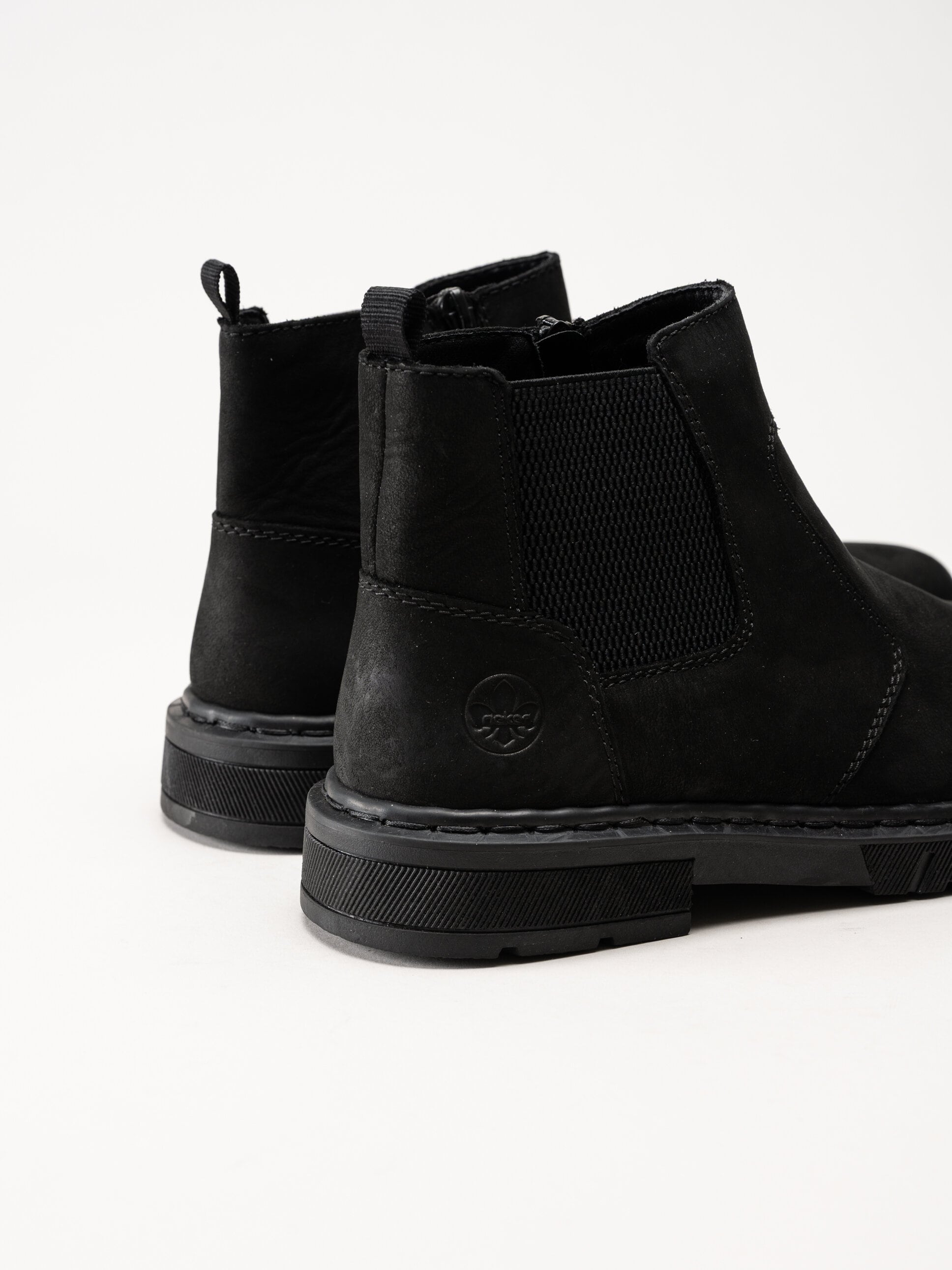 Rieker - Svarta fodrade boots i oljad nubuck